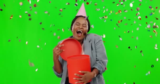 Черная женщина, подарок и конфетти с вечеринкой на зеленом экране, взволнованная сюрпризом с макетом пространства и счастьем. Счастливая женщина, день рождения и подарок, праздник и праздник на студийном фоне. - Кадры, видео