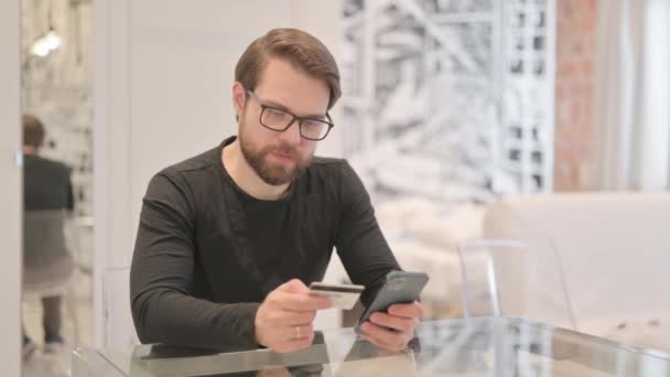 Hombre joven adulto Compras en línea a través de Smartphone - Imágenes, Vídeo