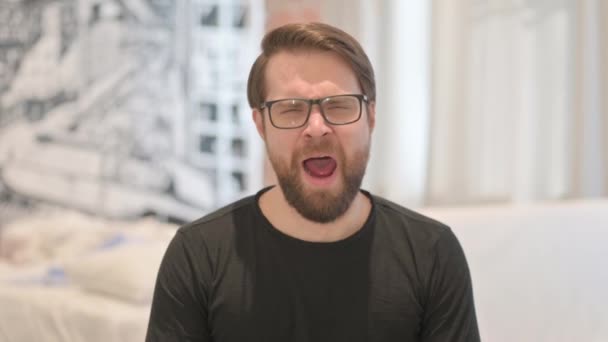 Retrato de un joven adulto bostezando que necesita descansar - Metraje, vídeo