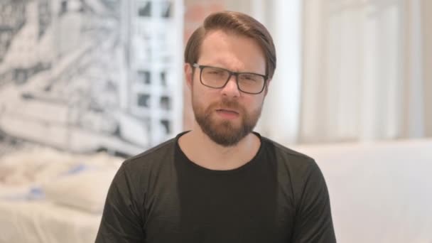 Portret van zieke jonge volwassen man hoesten in Office - Video