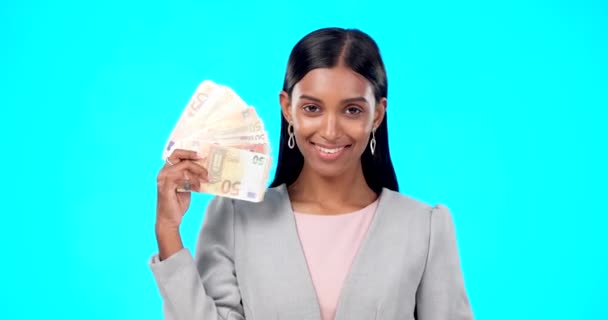 Gazdag, portré vagy izgatott indiai nő pénz siker kék háttér stúdió mosollyal. Gazdag, pénzügyi vagy boldog lány készpénz nyereség, lottó jackpot vagy euró nyerő bónusz díjat. - Felvétel, videó