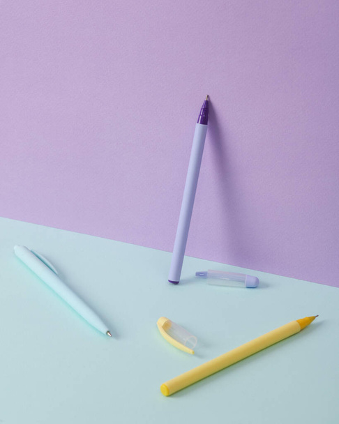 İki tonlu pastel arka planda renkli kalemlerle modern ve yaratıcı kompozisyon. Minimal natürmort. İş, eğitim kavramı - Fotoğraf, Görsel