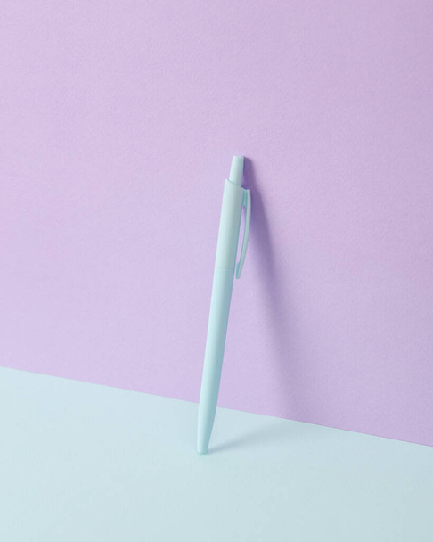 2つのトーンパステルの背景にペンで現代的かつ創造的な組成物。静物画だ。新鮮なアイデアだ。ビジネス、教育の概念 - 写真・画像