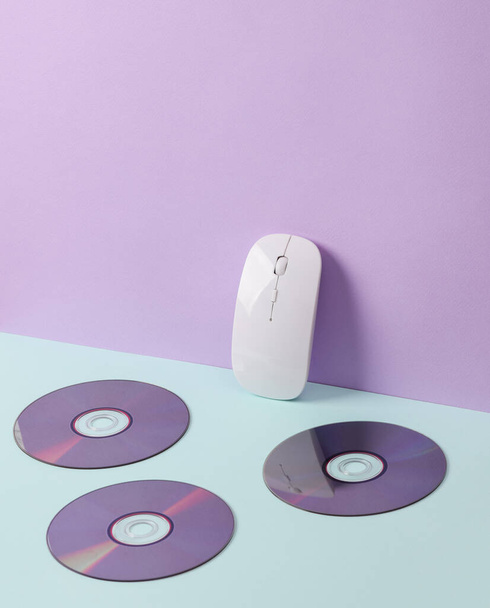 Diseño creativo con disco cd y ratón PC sobre fondo pastel. Pop conceptual. Bodegón mínimo - Foto, imagen