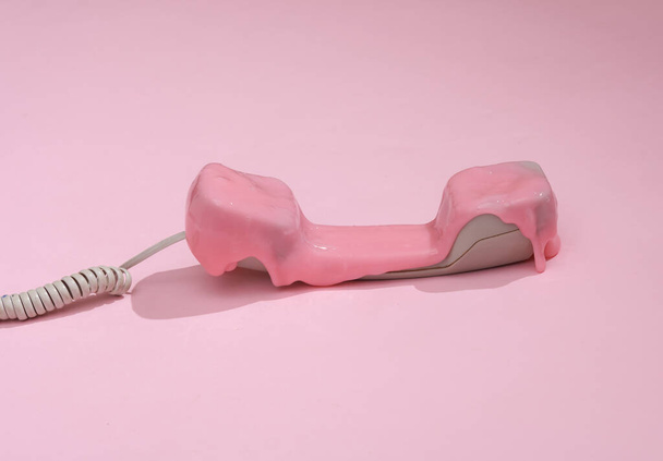 Diseño creativo de los años 80, tubo de teléfono retro con limo sobre fondo rosa con sombra. Tendencia visual. Una idea fresca. Concepto pop - Foto, imagen