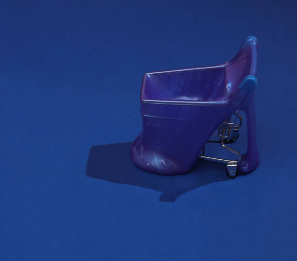 創造的なハロウィーンのレイアウト、影の濃い青の背景にスライム付きのミニショッピングトロリー。視覚的な傾向。新鮮なアイデアだ。コンセプトポップ - 写真・画像