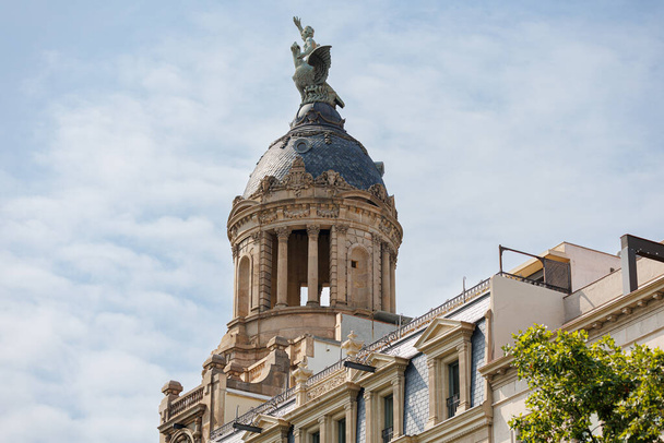 A cúpula e as principais estátuas de La Union e el Fenix em Passeig de Gracia, um edifício residencial e de escritórios, Barcelona - Espanha. - Foto, Imagem