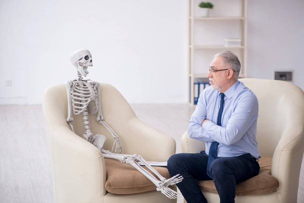 Old psychologist meeting with skeleton - Photo, Image