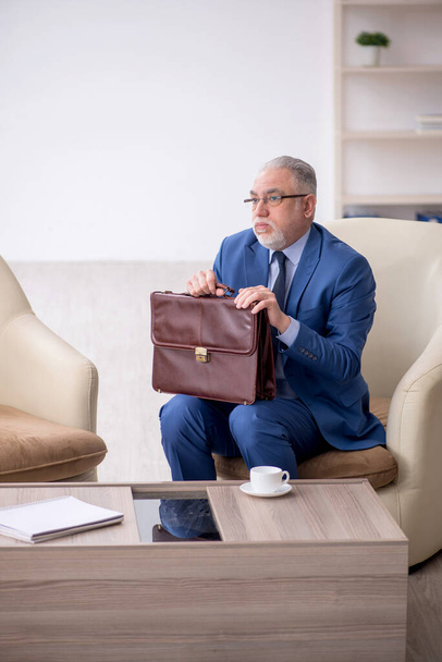 Viejo jefe masculino esperando una reunión de negocios - Foto, Imagen