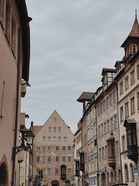 Old historic architecture in Nuremberg, Germany. Traditional European old town buildings with wooden windows, shutters and colourful pastel walls. Aesthetic summer vacation, tourism background - Foto, Imagen