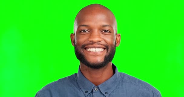 Glücklich, Lächeln und Gesicht des schwarzen Mannes im grünen Bildschirm Studio für natürliche, selbstbewusste und positive. Glück, Unbekümmertheit und Stolz mit dem Porträt eines isolierten Mannes auf dem Hintergrund für Heiterkeit, Lächeln und Freude. - Filmmaterial, Video