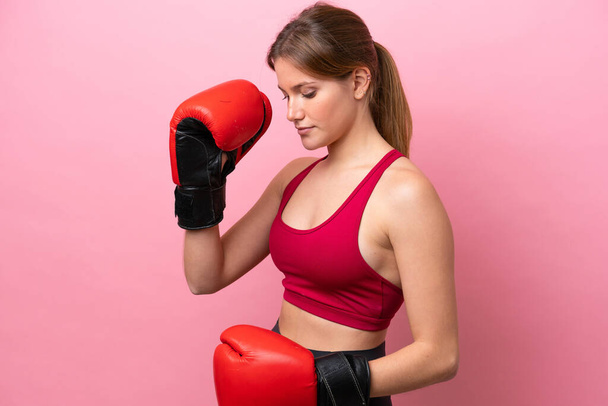 Mladá běloška žena izolované na růžovém pozadí s boxerskými rukavicemi - Fotografie, Obrázek