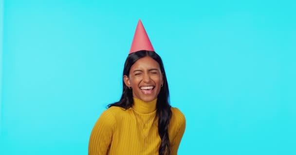 Parti, doğum günü ve kutlamalarda mutlu ve heyecanlı bir kadın mavi bir stüdyoda bir kazoo ile izole edilmiş. Kutlayın, modelleyin ve kadın kazananı mutluluk, özgürlük ve enerjiyle. - Video, Çekim