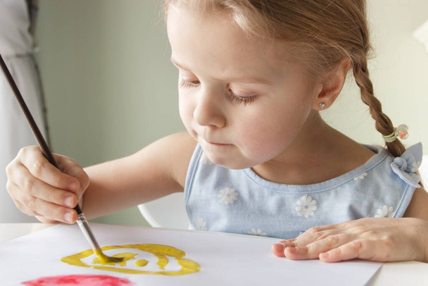 Little child draws with watercolor, concept of education in the kindergarten, soft focus background - Foto, immagini