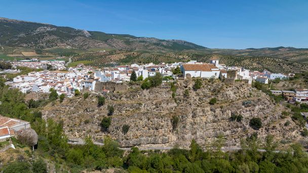 vista aerea della città di el burgo nella regione del parco nazionale sierra de las Nieves, Andalusia - Foto, immagini