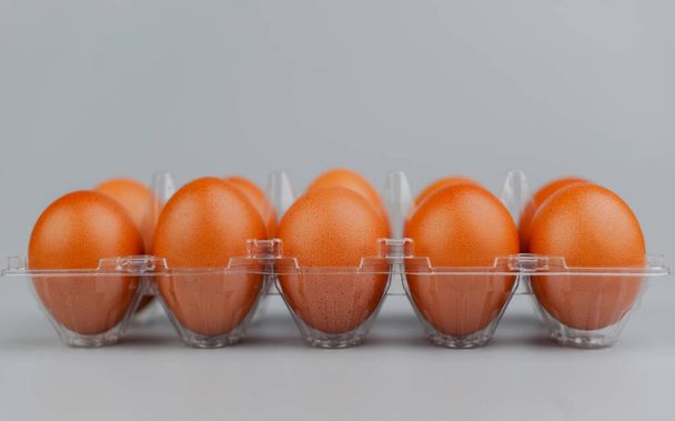 Kuřecí vejce v panelu. Čisté kuřecí vejce na šedém pozadí. - Fotografie, Obrázek