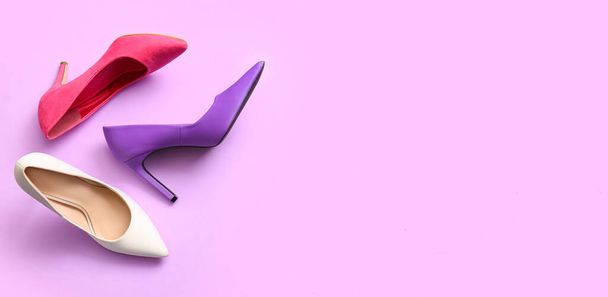 Fashionable high heeled shoes on lilac background with space for text - Foto, Bild