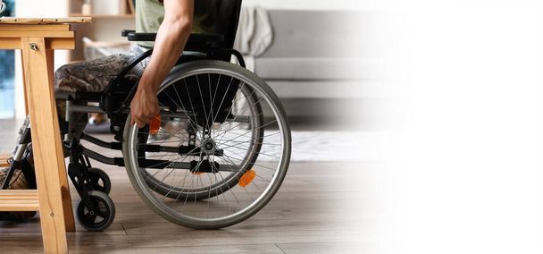 Στρατιώτης σε αναπηρικό καροτσάκι στο σπίτι. Banner για το σχεδιασμό - Φωτογραφία, εικόνα