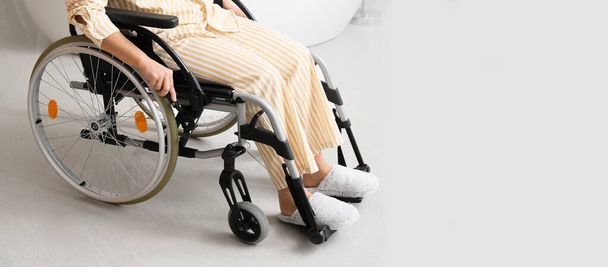 Evde fiziksel engelli bir kadın var. Tasarım için pankart - Fotoğraf, Görsel