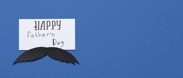 Papieren snor en kaart met tekst HAPPY FATHER 'S DAY op blauwe achtergrond met ruimte voor tekst - Foto, afbeelding