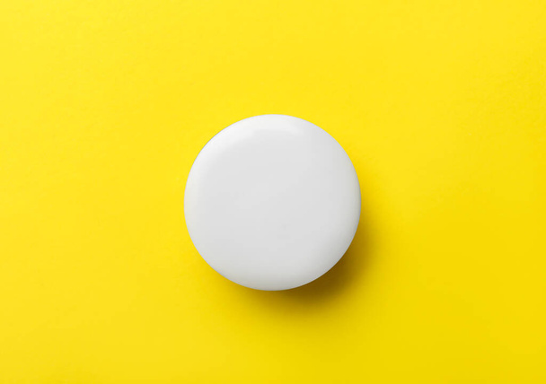 Blank white badge on yellow background - Valokuva, kuva