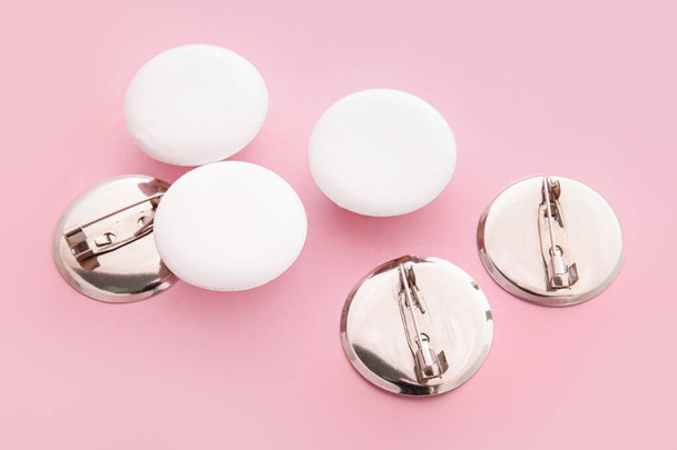 Blank white badges on pink background - Foto, immagini
