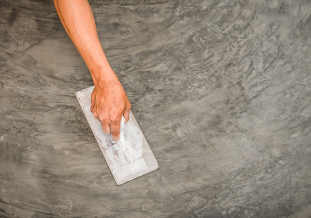 mão usando espátula de aço para terminar superfície de concreto molhado polido
 - Foto, Imagem