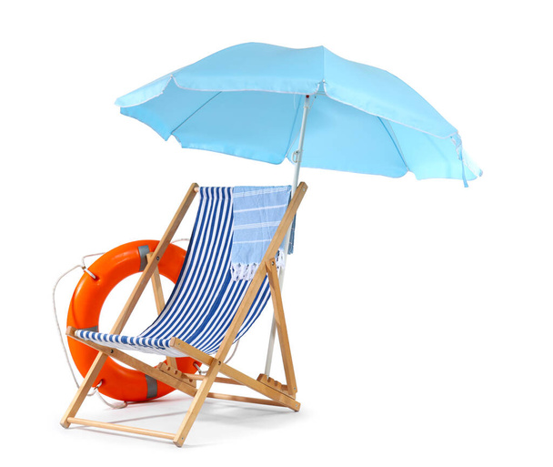 Krzesło pokładowe, niebieski parasol plażowy i boi pierścieniowej izolowane na białym tle - Zdjęcie, obraz