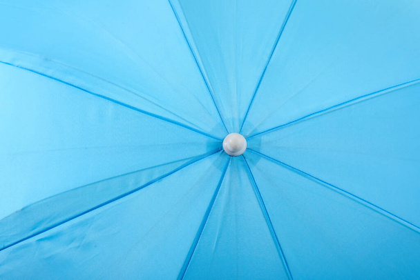 青い海の傘を背景に - 写真・画像