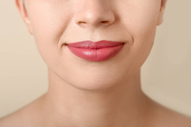 Woman with pink lips on beige background, closeup - Foto, immagini