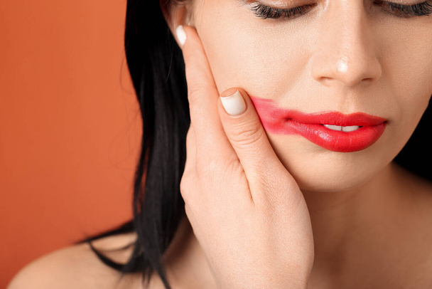 Femme avec des lèvres rouges sur fond de couleur, gros plan - Photo, image