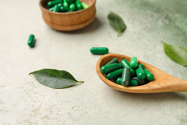 Kanál tabletták és levelek grunge háttér, közelkép - Fotó, kép