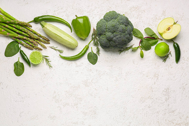 Samenstelling met verschillende verse groenten op witte achtergrond - Foto, afbeelding