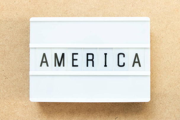 Lightbox com palavra América sobre fundo de madeira - Foto, Imagem