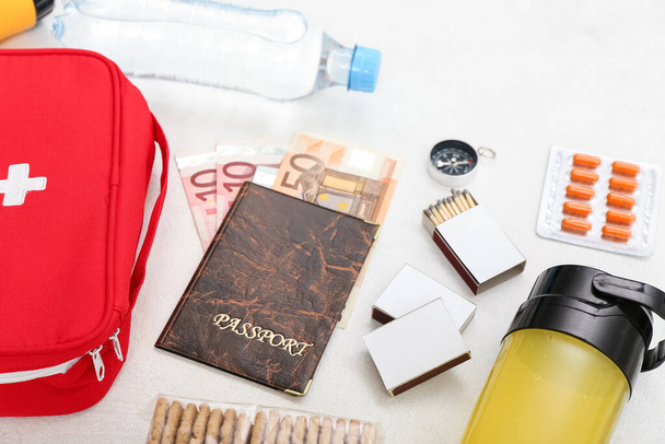 Απαραίτητα για την τσάντα έκτακτης ανάγκης σε λευκό φόντο, closeup - Φωτογραφία, εικόνα
