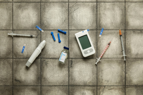 Glükométer inzulinnal, lancet tollal és fecskendőkkel sötét csempével. Cukorbetegség fogalma - Fotó, kép