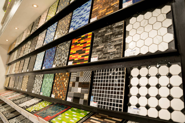 Colorful samples of a ceramic tile at the showroom of a large store - Φωτογραφία, εικόνα
