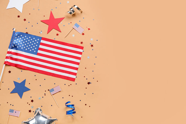 USA-Flagge mit Sternen und Serpentin auf farbigem Hintergrund. Feier zum Unabhängigkeitstag - Foto, Bild