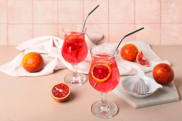 テーブルの上においしい血オレンジレモネードのメガネ - 写真・画像