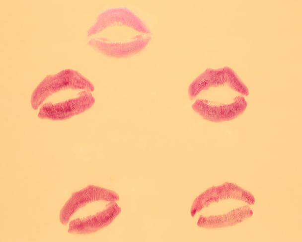 Ślady pocałunków szminki na beżowym tle - Zdjęcie, obraz