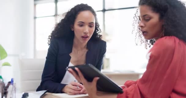 Teamwork, Tablet- und Business-Women-Coaching im Büro helfen Mitarbeitern bei Projekten. Zusammenarbeit, Praktikum und Schulung, Erklärungen und Gespräche mit Mentoren mit Touchscreen-Technologie zum Lernen - Filmmaterial, Video