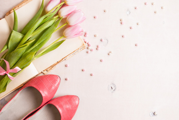 Tulipes roses avec des chaussures pour femmes sur une table en bois blanc. Printemps c
 - Photo, image