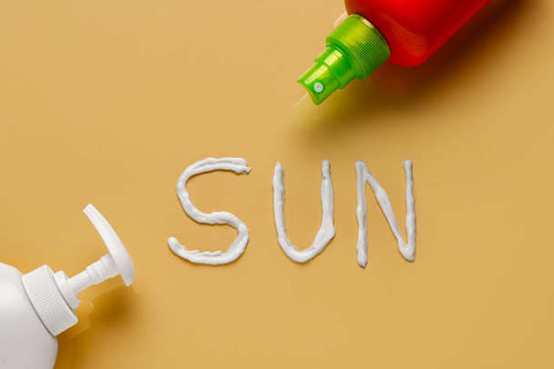 Word SUN з сонцезахисного крему на жовтому фоні
 - Фото, зображення