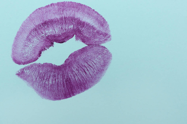 Batom roxo beijo marca no fundo azul - Foto, Imagem
