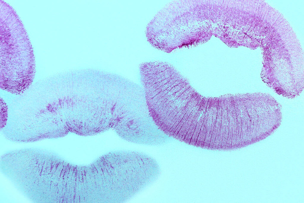 Fioletowe ślady pocałunku na niebieskim tle, zbliżenie - Zdjęcie, obraz