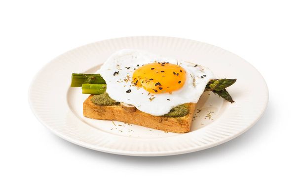 Lahodný sendvič se smaženým vejcem a chřestem na bílém pozadí - Fotografie, Obrázek