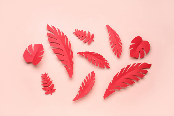 Paper tropical leaves on pink background - Foto, imagen