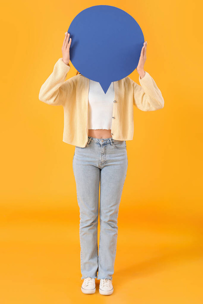 Junge Frau mit leerer Sprechblase auf gelbem Hintergrund - Foto, Bild