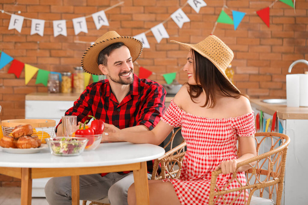 Junges Paar feiert Festa Junina in der Küche - Foto, Bild