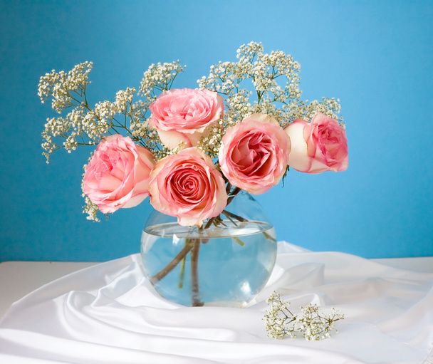 Bunch of pink roses in vase - Фото, изображение